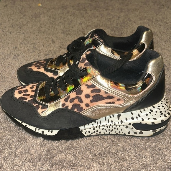 Steve Madden Shoes - Steve Madden Bena style sneakers in the size 8.5 in women.